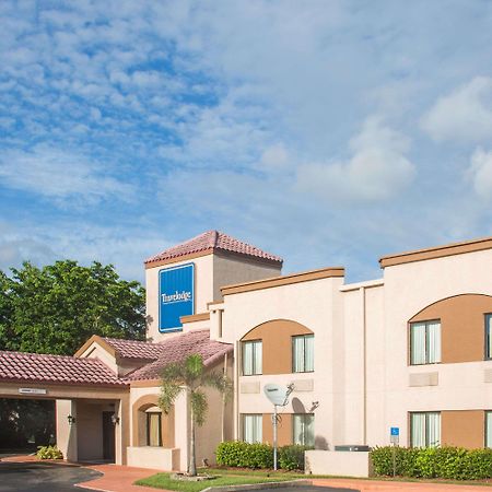 Travelodge By Wyndham Fort Myers Airport Buitenkant foto