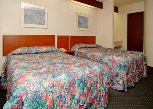 Travelodge By Wyndham Fort Myers Airport Buitenkant foto