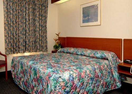Travelodge By Wyndham Fort Myers Airport Buitenkant foto
