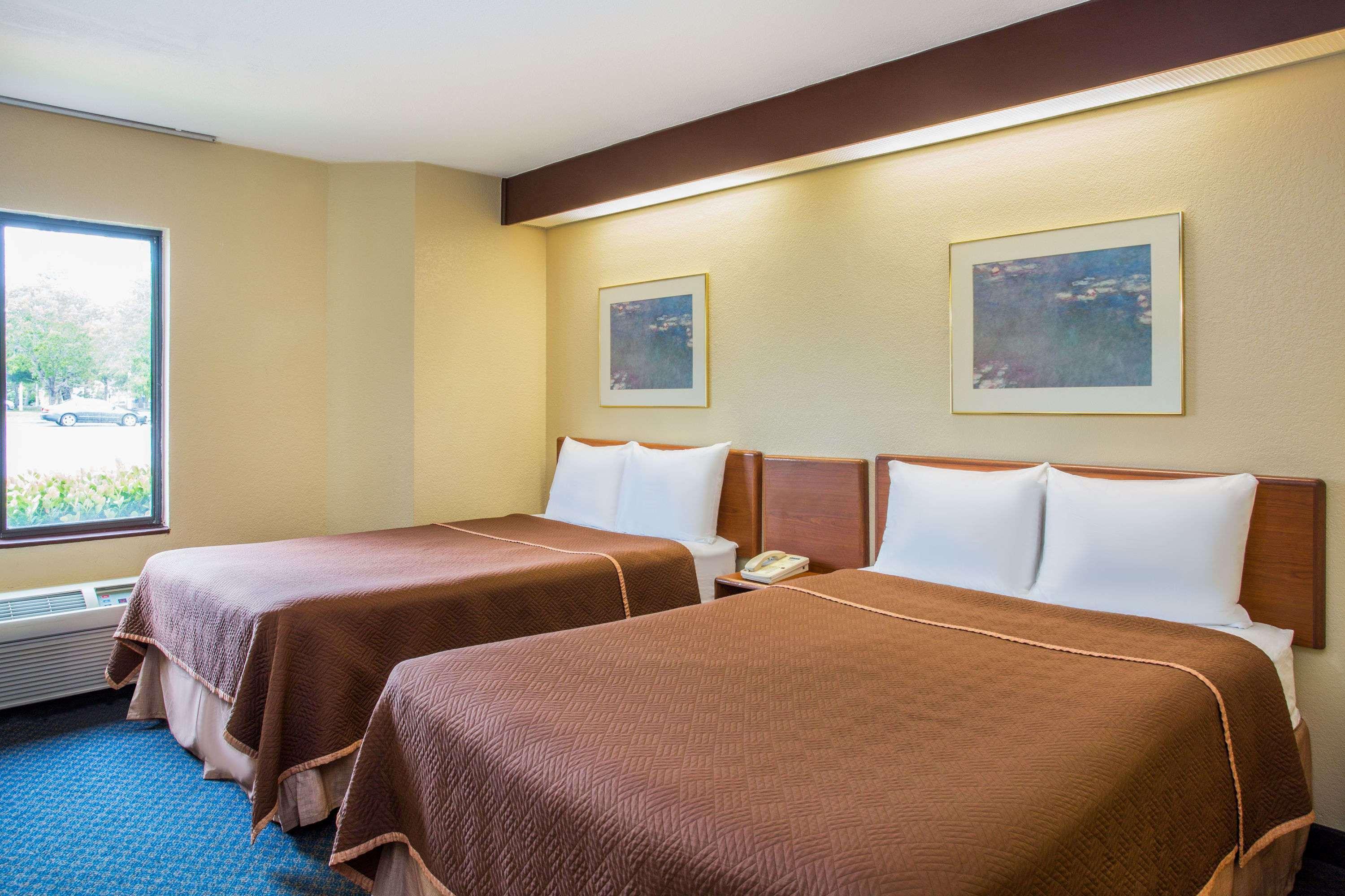 Travelodge By Wyndham Fort Myers Airport Buitenkant foto