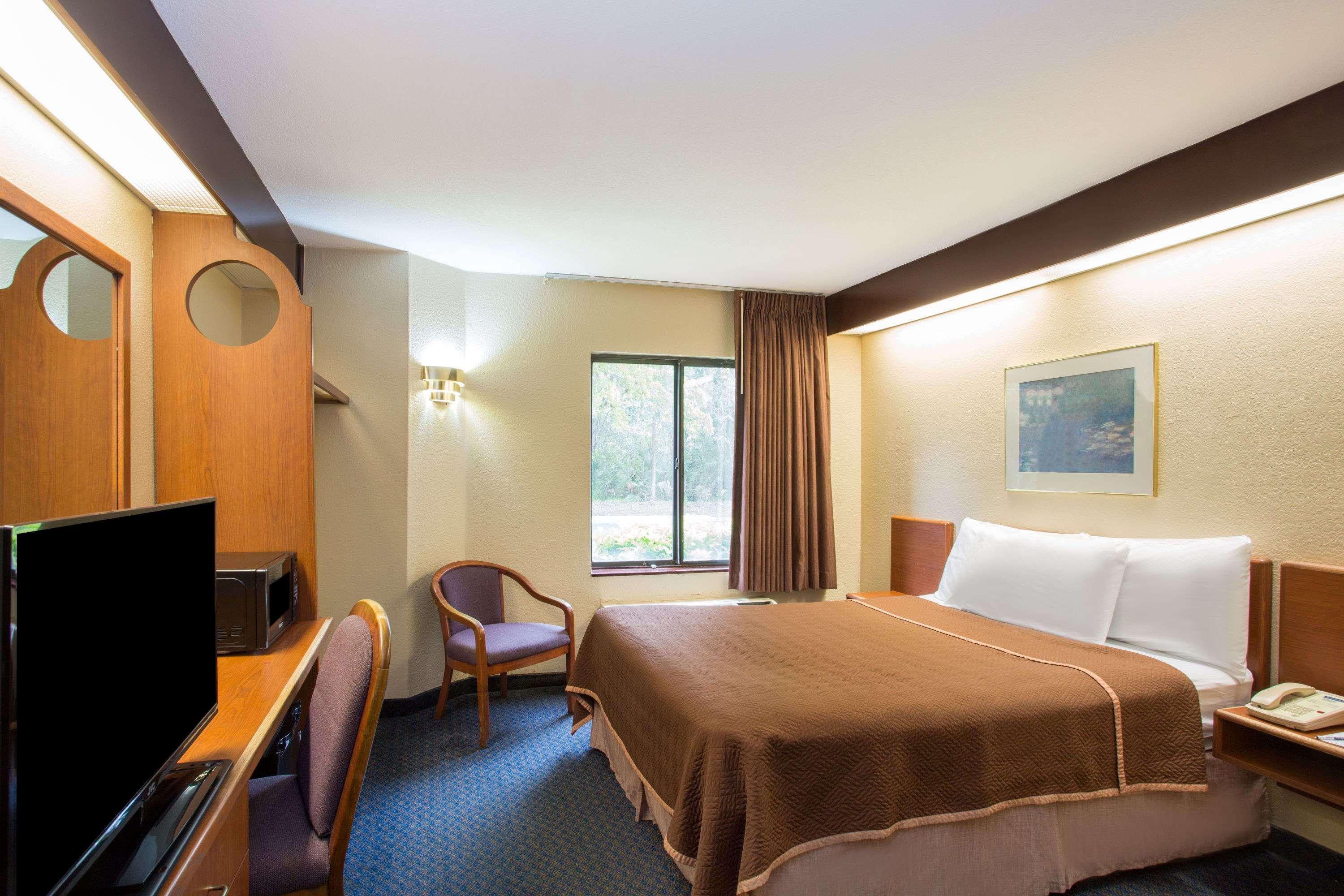 Travelodge By Wyndham Fort Myers Airport Buitenkant foto