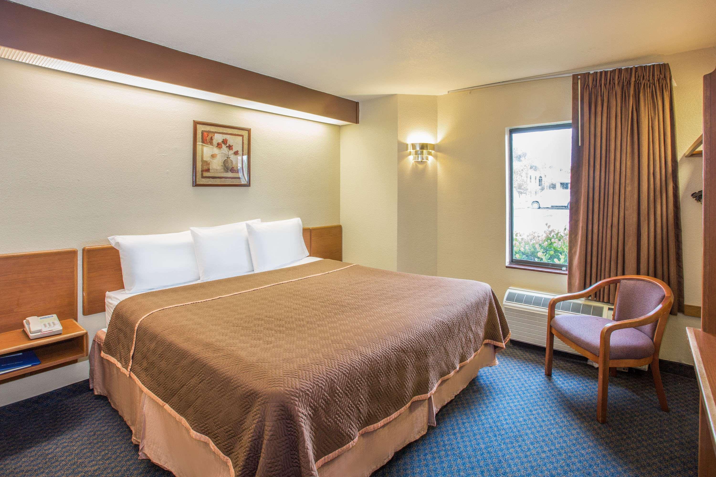 Travelodge By Wyndham Fort Myers Airport Buitenkant foto