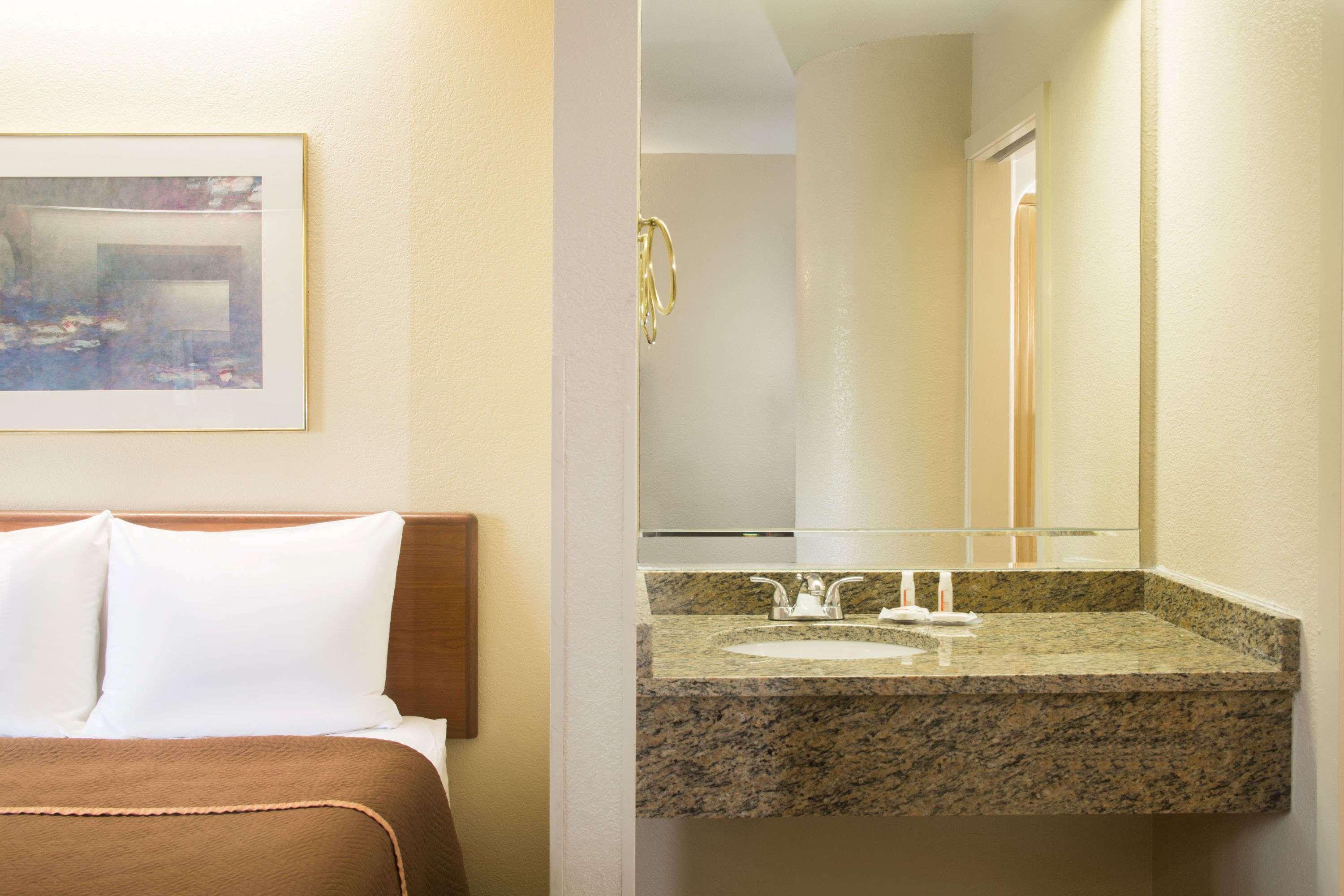 Travelodge By Wyndham Fort Myers Airport Buitenkant foto