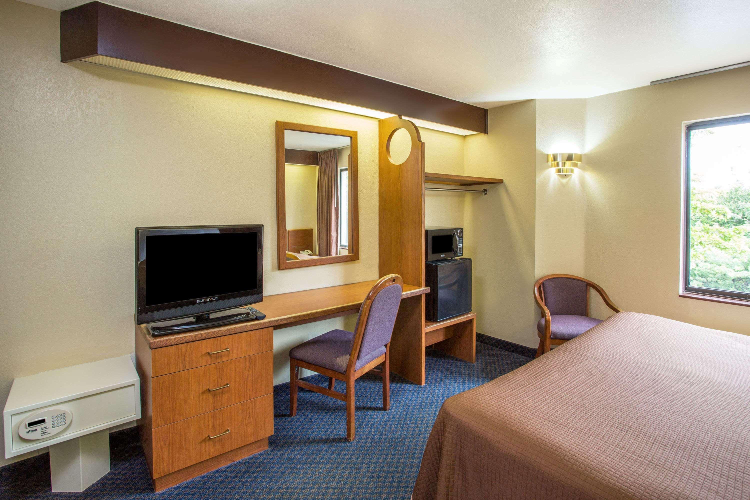 Travelodge By Wyndham Fort Myers Airport Buitenkant foto