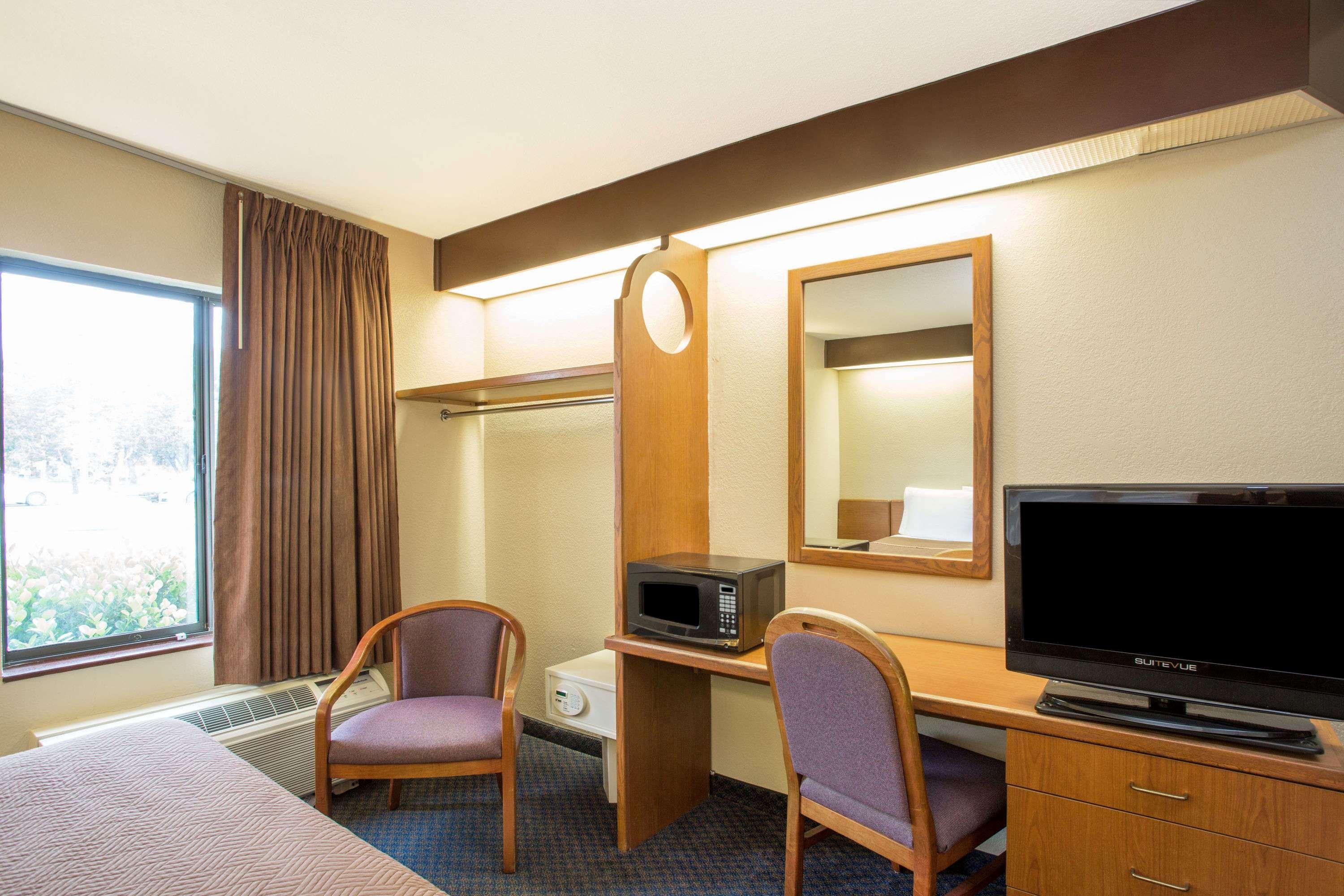 Travelodge By Wyndham Fort Myers Airport Buitenkant foto