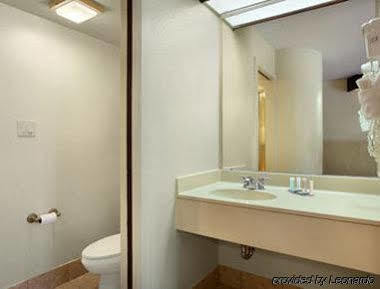 Travelodge By Wyndham Fort Myers Airport Buitenkant foto