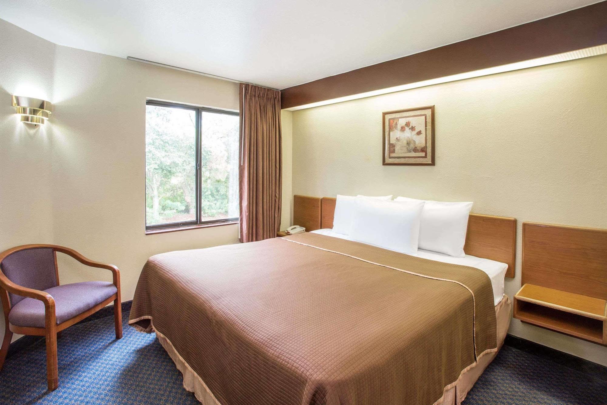 Travelodge By Wyndham Fort Myers Airport Buitenkant foto