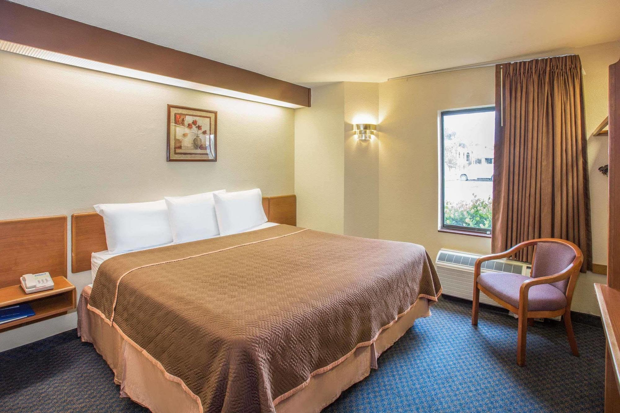 Travelodge By Wyndham Fort Myers Airport Buitenkant foto